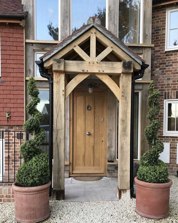 Cilindro Liscio terracotta pots flanking a doorway entrance