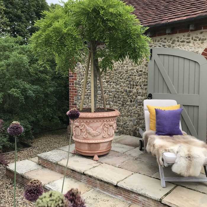 conca duchessa creating shade on a patio