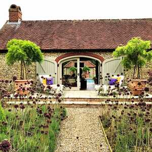 conca duchessa creating shade on a patio
