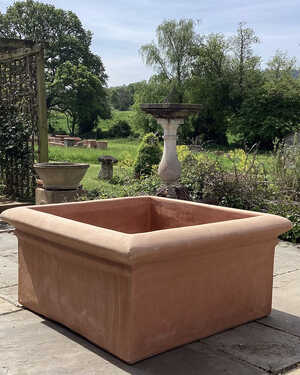 Cubo Grande terracotta pot in a sun-baked garden