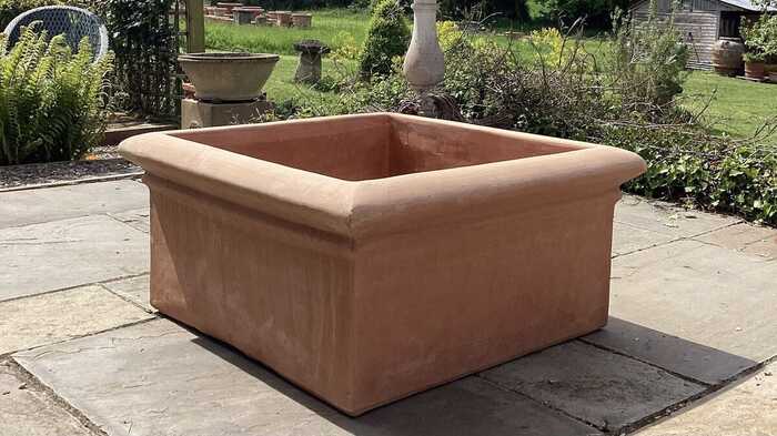 Cubo Grande terracotta pot in a sun-baked garden